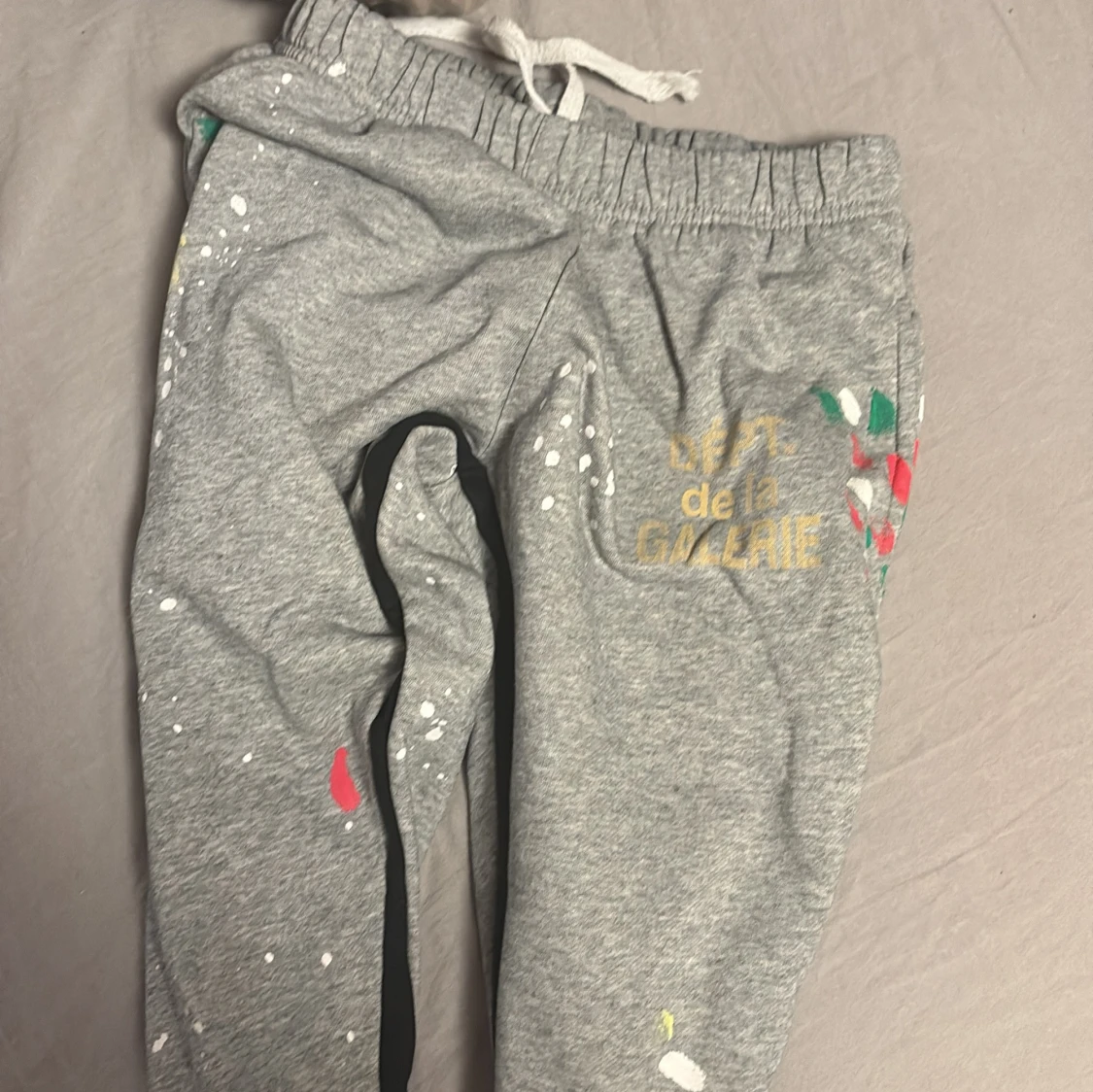 Grå mjukisbyxor från Gallery Dept.