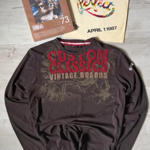 Japan style brown longsleeve 90s Y2K tattoo style archive alternative grunge nirvana 1245 - Bredd 52cm Längd: 70cm ärmlängd: 53cm 