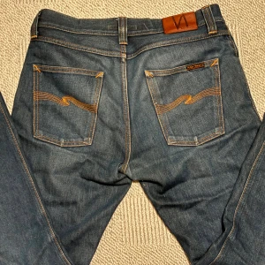 Nudie Jeans - Riktigt feta nudie jeans med lite schyssta fades. Sitter väldigt fint och passar med vilket outfit som helst.  Tyvärr osäker på modell då lappen är avklipp men fråga så skickar jag bild på passformen.  *Liten lagning på höger ficka som ses på bild men bara snyggare enligt mig🤷🏼