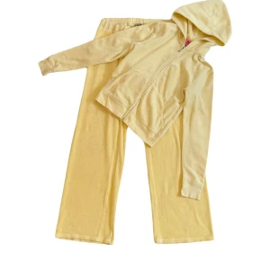 Juicy Couture Rare Vintage Yellow Terry Set - ♡ Gorgeous rare vintage terry set from Juicy Couture. ♡ Before 2006, P&G era. ♡ The zip up and pants are not an exact colourmatch. ♡ Top is a size P but fits an XS-S, depending on chest size. ♡ Pants are a size M but fits an S. ♡ Pants waist: 35 cm ♡ Pants inseam: 79 cm