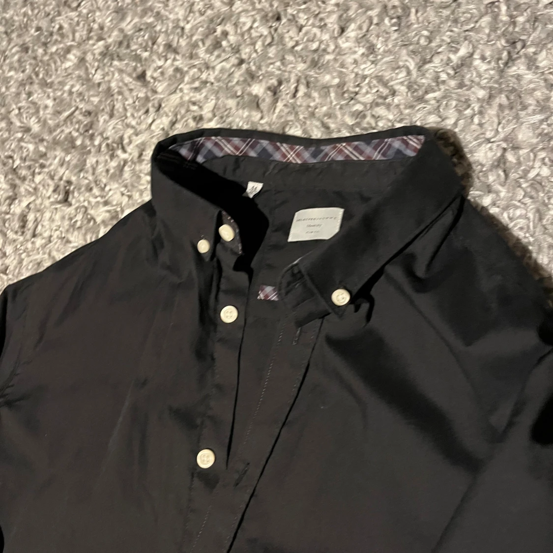 Svart skjorta med rutiga detaljer - 2