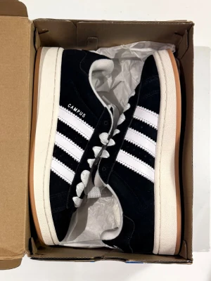 CAMPUS 00s ADIDAS Orginal - Campus 00s adidas skor köpta på Nelly. Helt oanvända💖Innehåller även ett par svarta skosnören. Skriv vid frågor!🥰