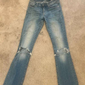 lågmidjade Blås jeans - Säljer ett par blå jeans jättesnygg men tyvär för små för mig