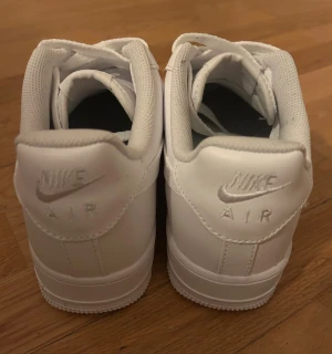 Nike Air Force 1 helvita sneakers - Säljer ett par klassiska Nike Air Force 1 sneakers, jag fick av en kompis.