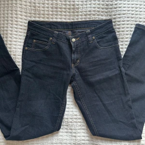 Mörkblå Lee jeans med raka ben - Snygga mörkblå jeans från Lee med klassisk femficksdesign och kontrastsömmar. Jeansen har raka ben och normal passform. Tillverkade i jeansmaterial.