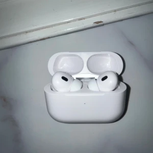 AirPods Pro 2 - Snygga och välbevarade AirPods Pro med originalförpackning. Trådlösa hörlurar med aktiv brusreducering och laddningsetui. Inga synliga repor eller skador, ser ut att vara i mycket gott skick. Perfekt för musik, samtal och träning. (PRIS GÅR ATT DISKUTERA)!!!!