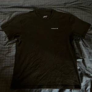 Last resort t-shirt - Svart t-shirt från Last Resort AB. T shirten är i storlek small men har en loose passform.
