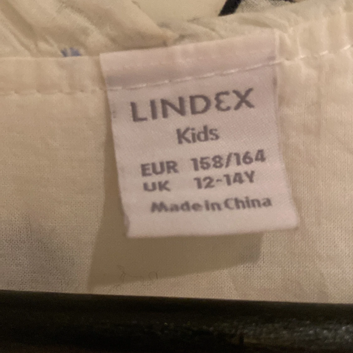 Vit blommig blus med volang från Lindex - 2