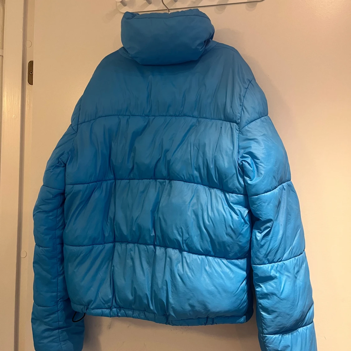 Blå pufferjacka med hög krage - 1