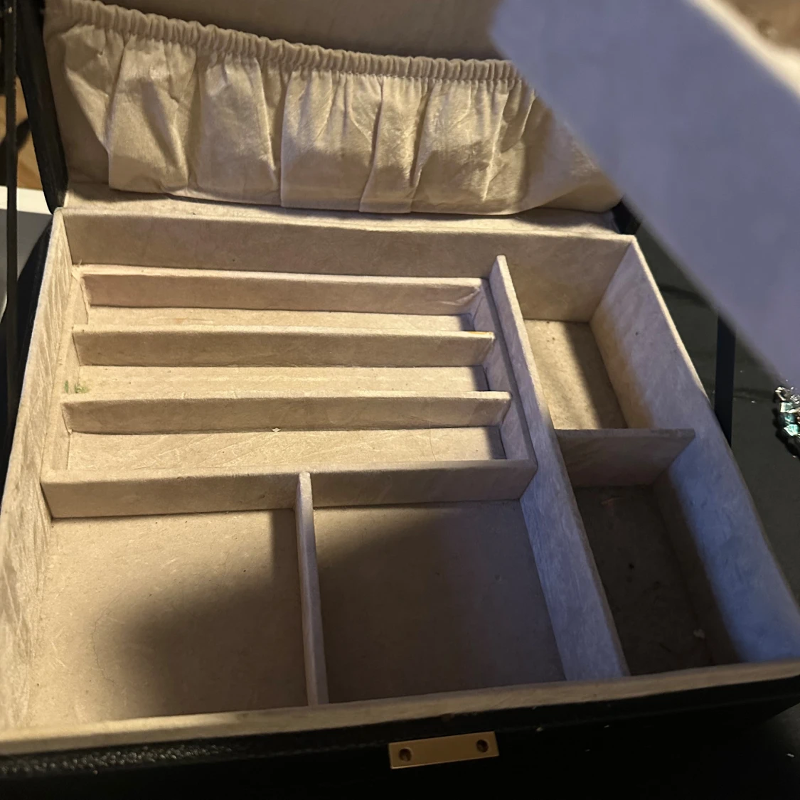 Svart smyckeskrin med fack - 1