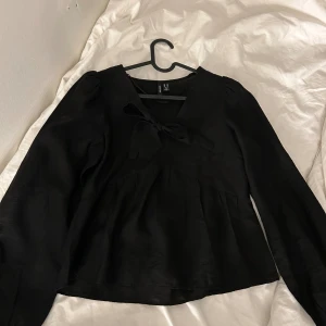 blus - knytbar blus från vero moda, endast använd 1 gång
