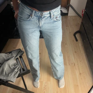 Jeans  - Low waist jeans arrow blå W25L32 från weekday. Inte använda mycket alls och därav i mycket bra skick 