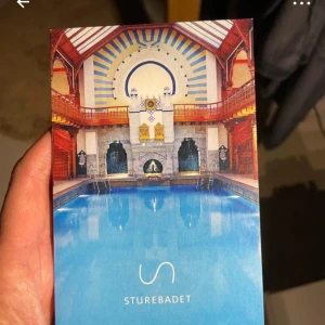 Sturebadet - Upptäck Sturebadet – en ikonisk spa- och träningsanläggning i Stockholm. Här får du tillgång till pool, gym, bastu, avkoppling och välgörande behandlingar. Perfekt för dig som vill boosta din hälsa och livsstil med en dag fylld av wellness och lyxig miljö. Inspireras av tradition och modern hälsa!