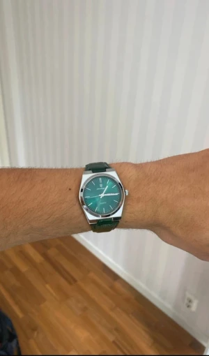 Poedagar Herrklocka turkos Quartz 41mm läderarmband  - Snygg klocka från Poedagar med grön urtavla och matchande grönt armband i skinn med krokodilstruktur. Boetten är i silverfärgad metall och har en klassisk rund form med dag- och datumvisning. Perfekt accessoar för dig som vill sticka ut med stil.