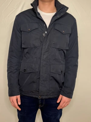 J.Lindberg field jacka - Säljer denna J.Lindberg field jacka | Storlek M (modellen är 182) | Skick 8/10 | Nypris 4200 | hör av dig vid minsta fundering ✅