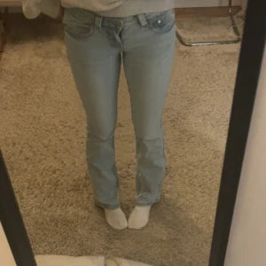 Ljusblå bootcut jeans från Gina Tricot  - Ljusblå lågmidjade bootcut jeans från Gina Tricot. Endast använt 1 gång. 