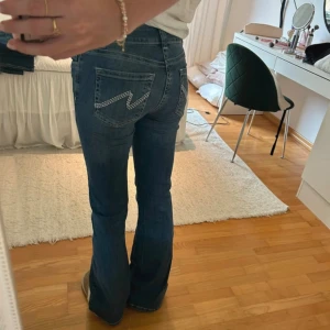 Nelly Low Waist Bootcut Jeans - Superfina jeans från nelly som tyvärr inte längre kommer till användning🩷 Har sytt upp de så de passar mig som är 163 cm men de går hur lätt som helst att sprätta upp sömmarna så att de blir normallånga igen🩷