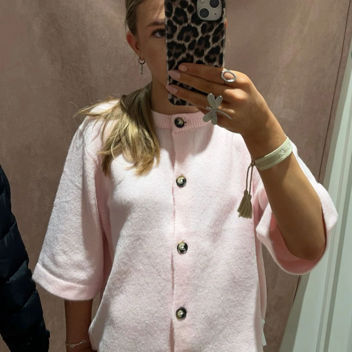 Ljusrosa kofta med knappar - 2