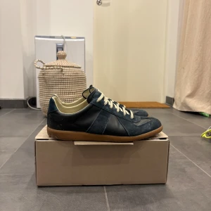 Maison Margiela skor - Säljer mina as feta mörkblåa maison margiela skor! De är i storlek 43 och är i väldigt bra skick. De finns inga defekter alls och de är redo för en ny användare. Priset kan diskuteras vid en smidig affär. Hör av er vid intresse!💫