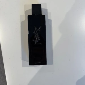 Ysl myself parfym - Säljer denna oanvända ysl parfymen. Flaskan är 100ml och säljer då den inte kommer till användning! Skriv vid frågor🤗bvsa!!