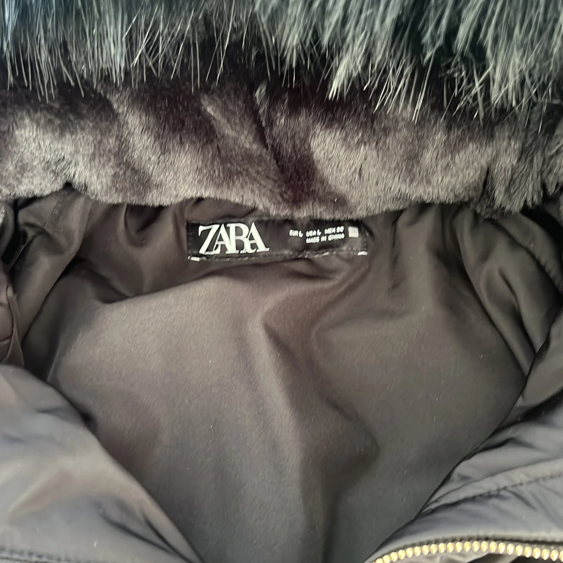 Svart pufferjacka med päls från Zara - 3