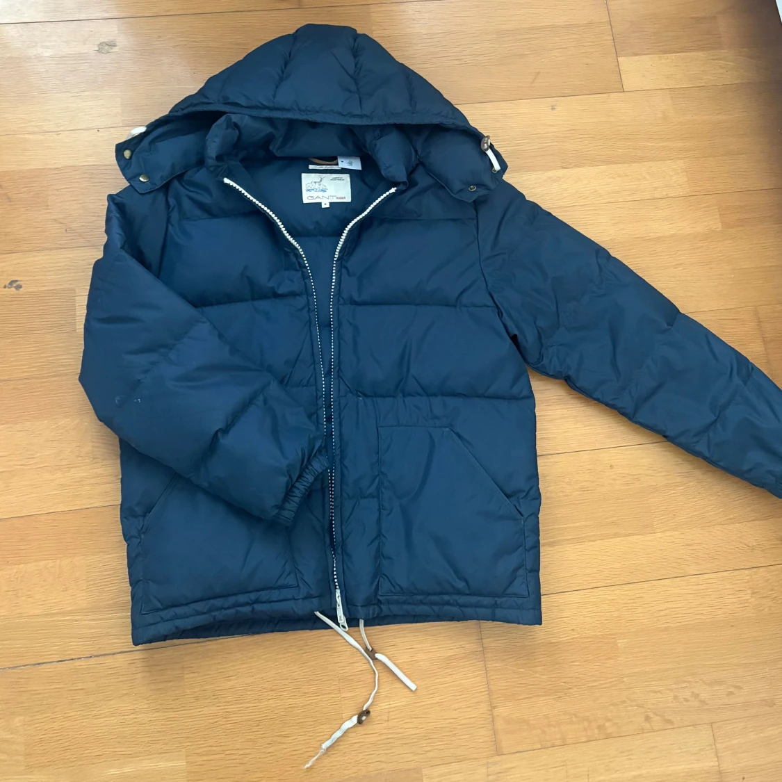 Mörkblå pufferjacka rugger GANT storlek M - 1