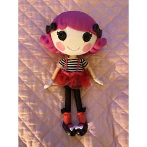 Lalaloopsy Charlotte Charades - Stor Lalaloopsy docka utan original förpackning och ”djur” ( kopplet hon håller i ). Fortfarande i bra skick :)