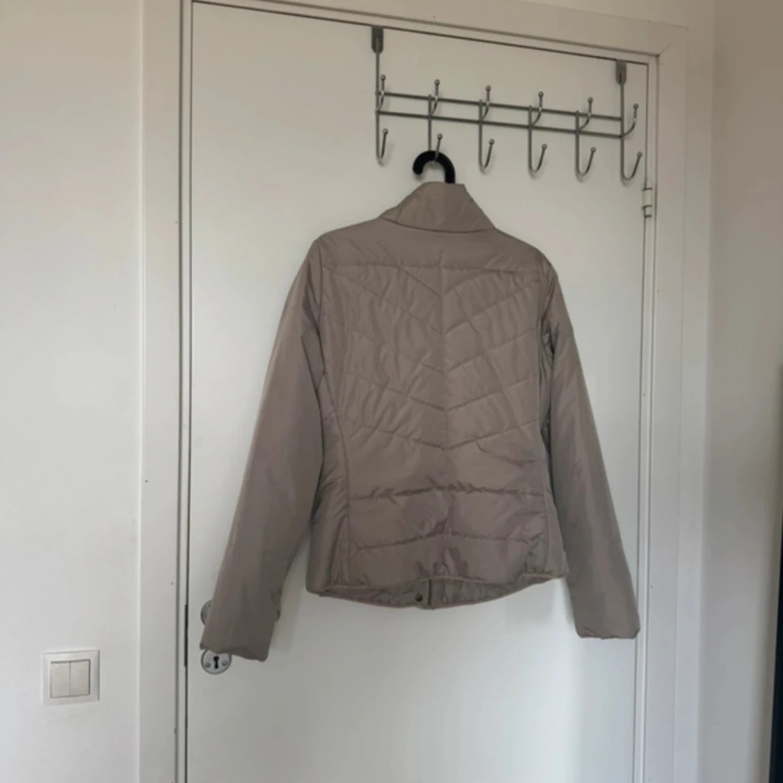 Beige pufferjacka från Vila, stl L - 1