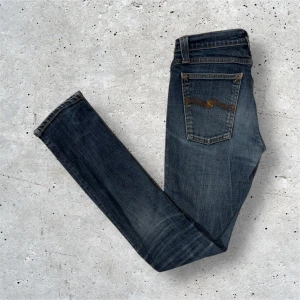 Nudie Jeans - Säljer dessa Slim Fit Nudie Jeans i stl W30 L34 med en galen tvätt. Jeansen är i princip som nya och har bara varit använd en gång. Hör gärna av er vid frågor, pris kan diskuteras något!