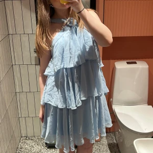 Ljusblå volangklänning med öppen rygg - Prislapp fortfarande kvar! Super fin, lätt och luftigt material🥰🩵