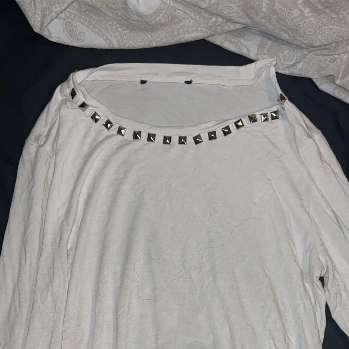 Vit långärmad tröja med nitar och knyt