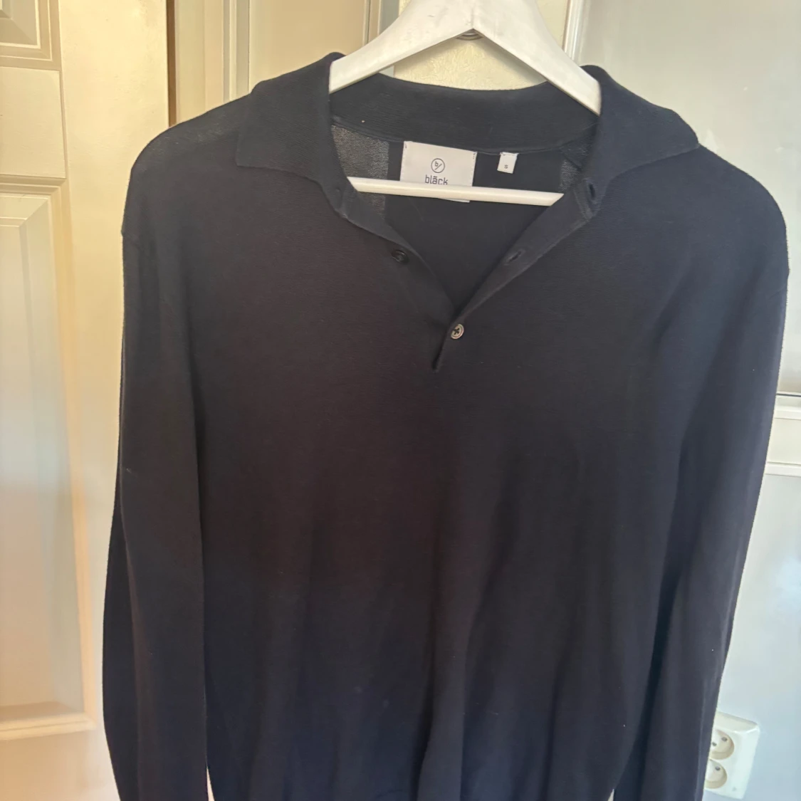 Svart pikétröja från Bläck