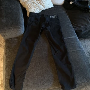 Svarta jeans från Dsquared2 Black Bull - Svarta jeans från Dsquared2 Black Bull med klassisk femficksdesign och tydlig logga på bakfickan. Jeansen har smal passform och är tillverkade i ett slitstarkt bomullsmaterial. Perfekta för dig som gillar en stilren och modern look.