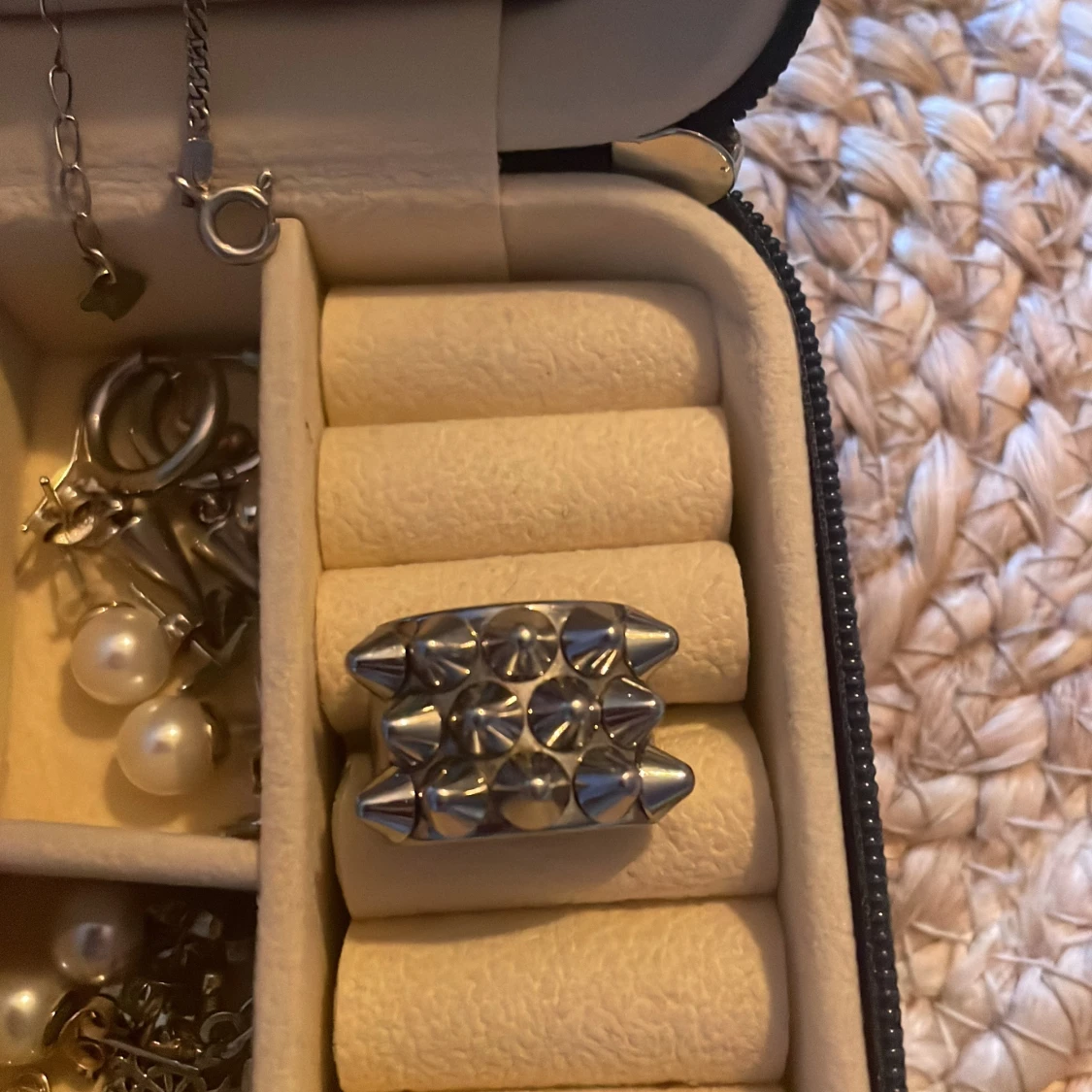 En fin Edblad nitring i färgen silver. Superpopluär och super fin, passar till allting!! 