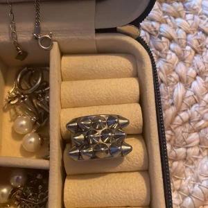 En fin Edblad nitring i färgen silver. Superpopluär och super fin, passar till allting!!  - En Edblad peakring i superbra skick och silver färgen är helt kvar. Inga klara tecken på användning och ser som ny ut!💛