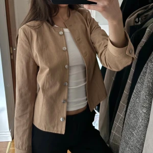Jacka, bikbok - Beige jacka från bikbok storlek S