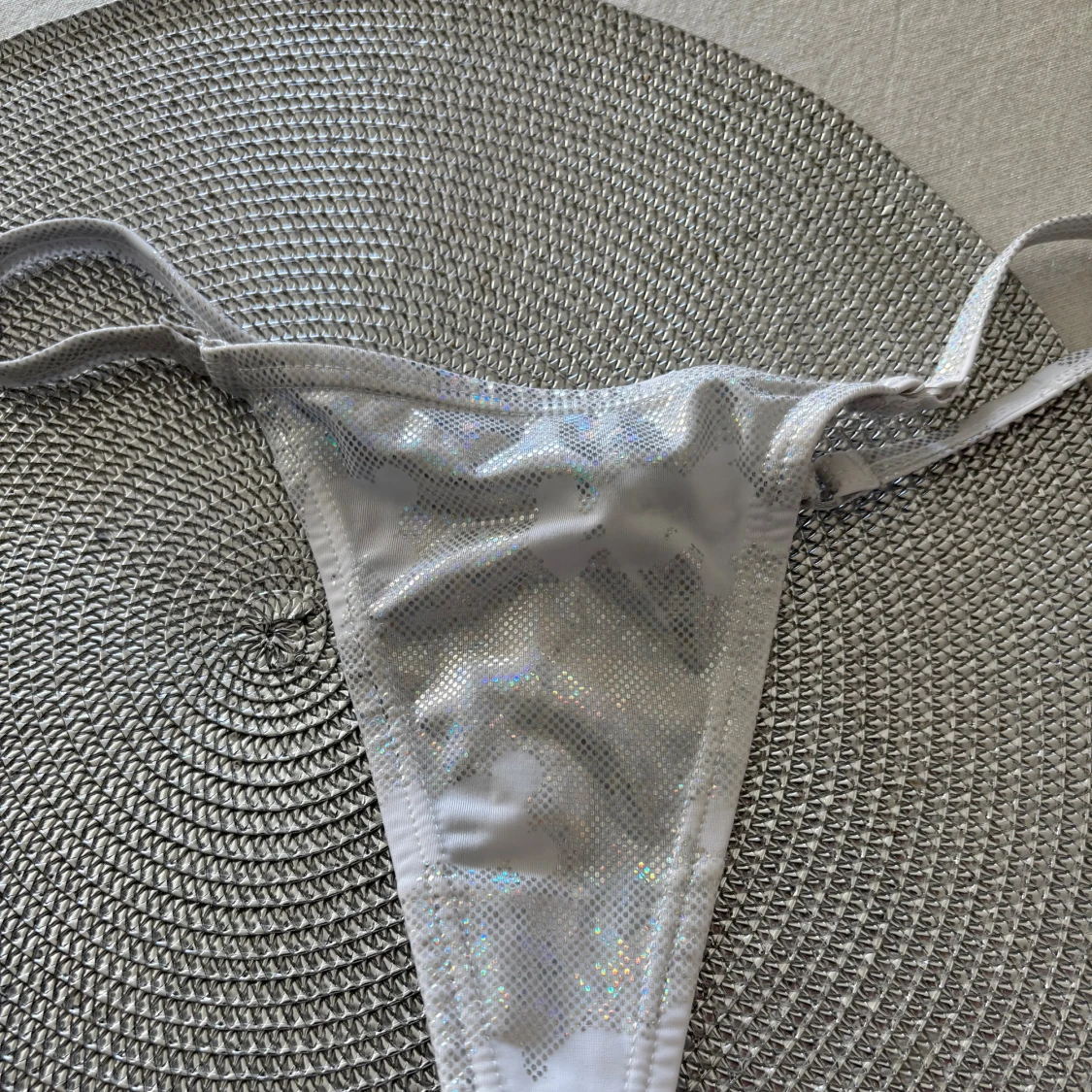 Glittrig stringtrosa i silver och en i rosa. - 2