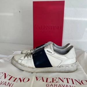 Valentino Garavani open - Färgern marinblå som ej gå att köpa längre nya. Skorna är äkta och man får med alla äktighets bevis i kartongen.