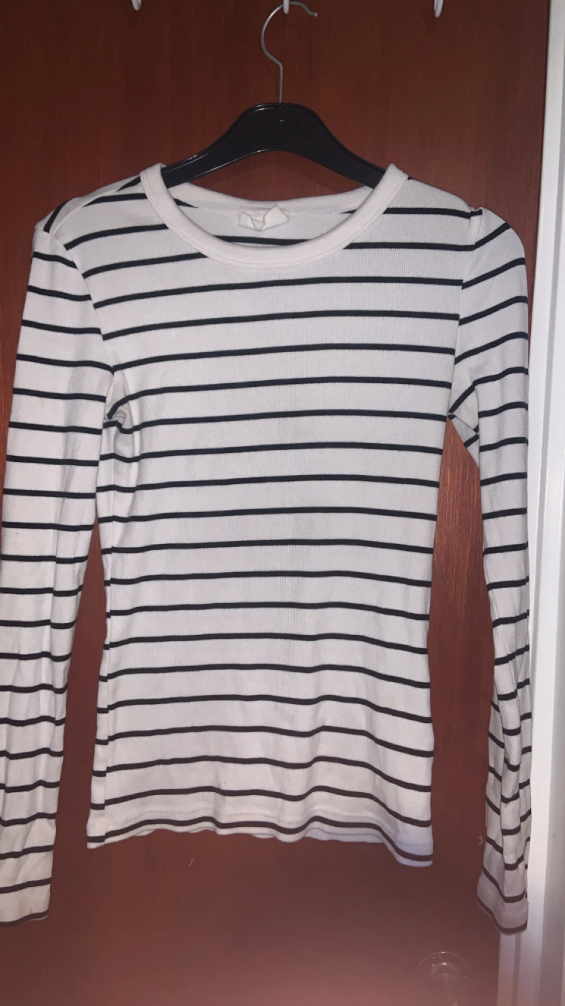 Vit och svart randig långärmad tröja