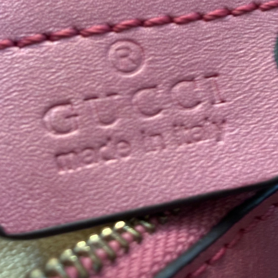Gucci handväska med rosa detaljer - 2