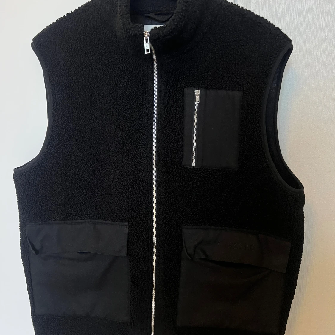 Svart fleeceväst från Ciszere