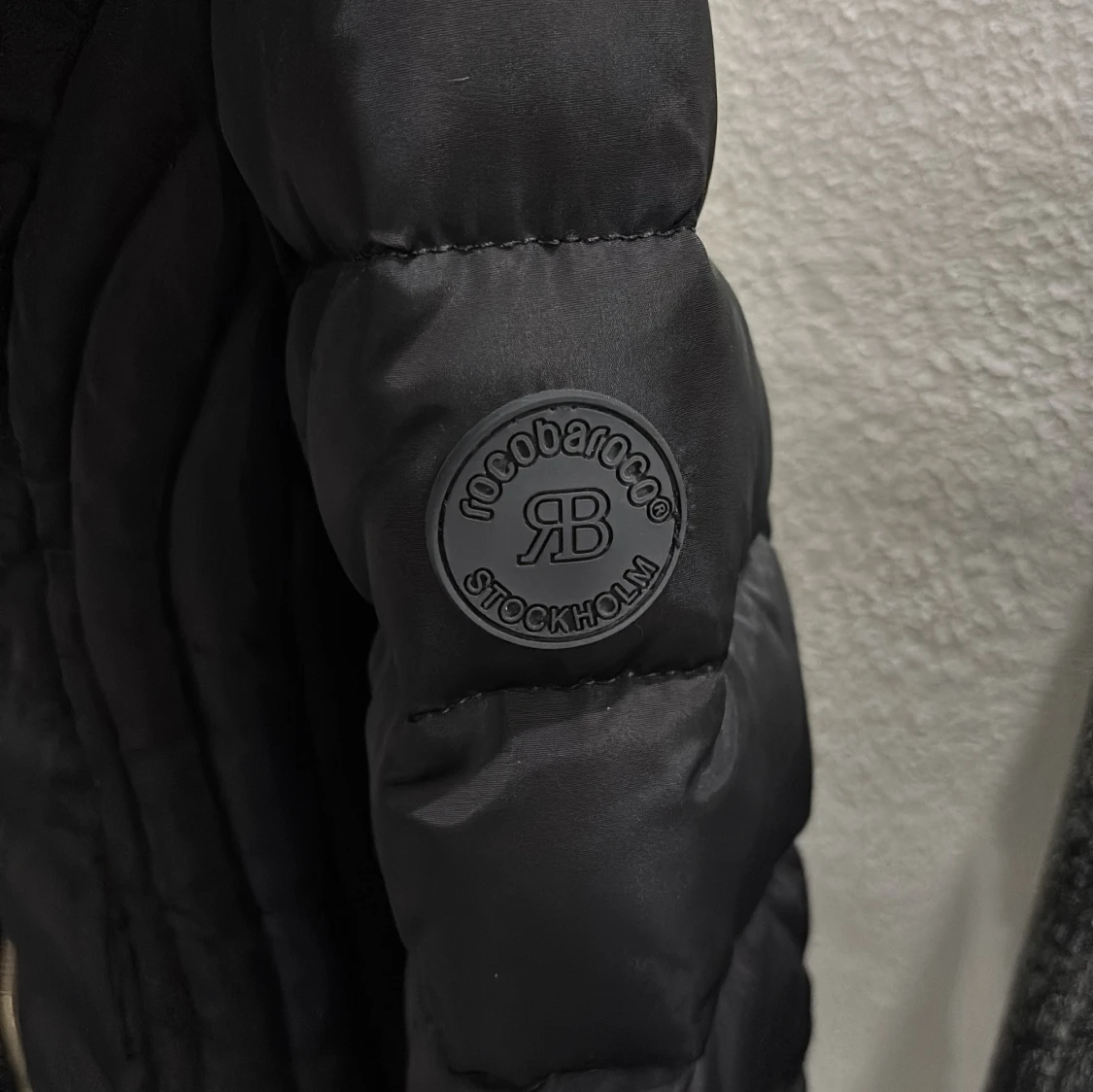 Svart pufferjacka med fuskpäls från Rocobarocco - 1