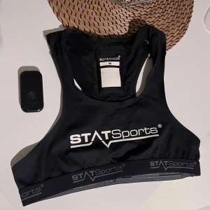 Svart sporttopp från STATSports - Säljer min väst då den inte längre används. Köpt för ca 6 månader sedan.  Köpt för 2899kr  Funkar till alla olika sporter För att maximera dina resultat och se dina framgångar  App till västen för att följa din statistik  Storlek Medium Herr  Har använt västen fåtal gånger så den fungerar precis som en helt ny  Mest sålda GPS västen (2024) Pris kan diskuteras