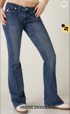 True religion jeans - Använda flertalet gånger men inga defekter utom de som syns på bilderna som orsakats av att ha varit uppsydda                                                   Jag kan tänka mig gå ner lite vid snabb affär men inte orimligt mycket 🧡.                                               Köpta i maj detta året och utom hållet efter ståden så har jag tagit väl hand om dem.                   Säljer för att de inte riktigt är min stil längre❤️