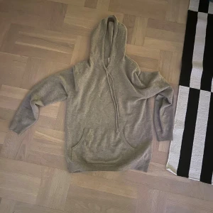 John Hendric Kashmir hoodie beige  - John Hendric Kashmir hoodie, storlek M. Sparsamt använd, snabba affärer prioriteras.