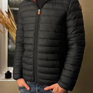 Jacka från Save The Duck - Tja, säljer en jacka från Save The Duck. Perfekt nu för höst och vinter. Storlek 16 years vilket jag skulle säga motsvarar S. Modellen är 185cm.