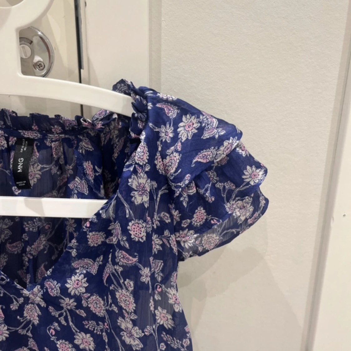 Blommig blå kortklänning från MNG - 1