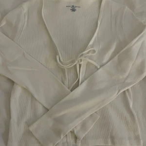 Kofta - Kofta med knytdetalj från Brandy Melville i storlek S!