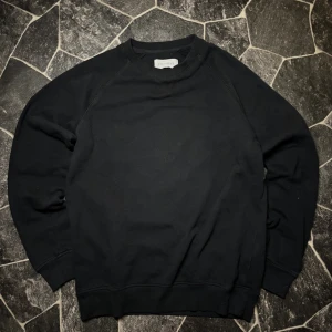 Pier One Sweatshirt - En stilren svart sweatshirt från Pier One med rund hals och ribbade muddar vid ärmslut och nederkant. Tröjan har en klassisk passform och är tillverkad i mjuk bomull, perfekt för chill dagar eller när du vill ha en enkel look.