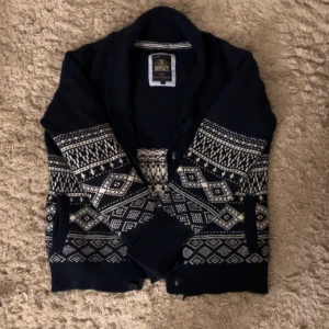 (Sällsynt) Cardigan  - Hej, säljer nu min extremt fina och eftertraktade kofta från märket Hampton Republic. Koftan har en väldig fin design och är i bra sick med en liten defekt som syns på bild 4. Skriv vid fler funderingar!